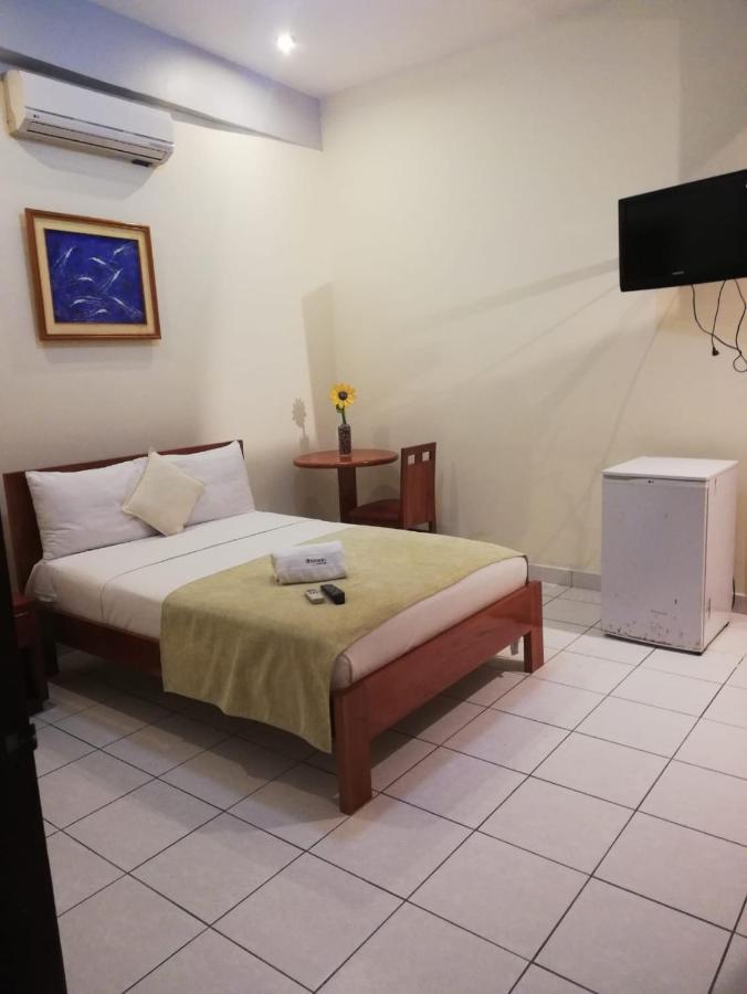 Hostal Huayruro Икитос Экстерьер фото