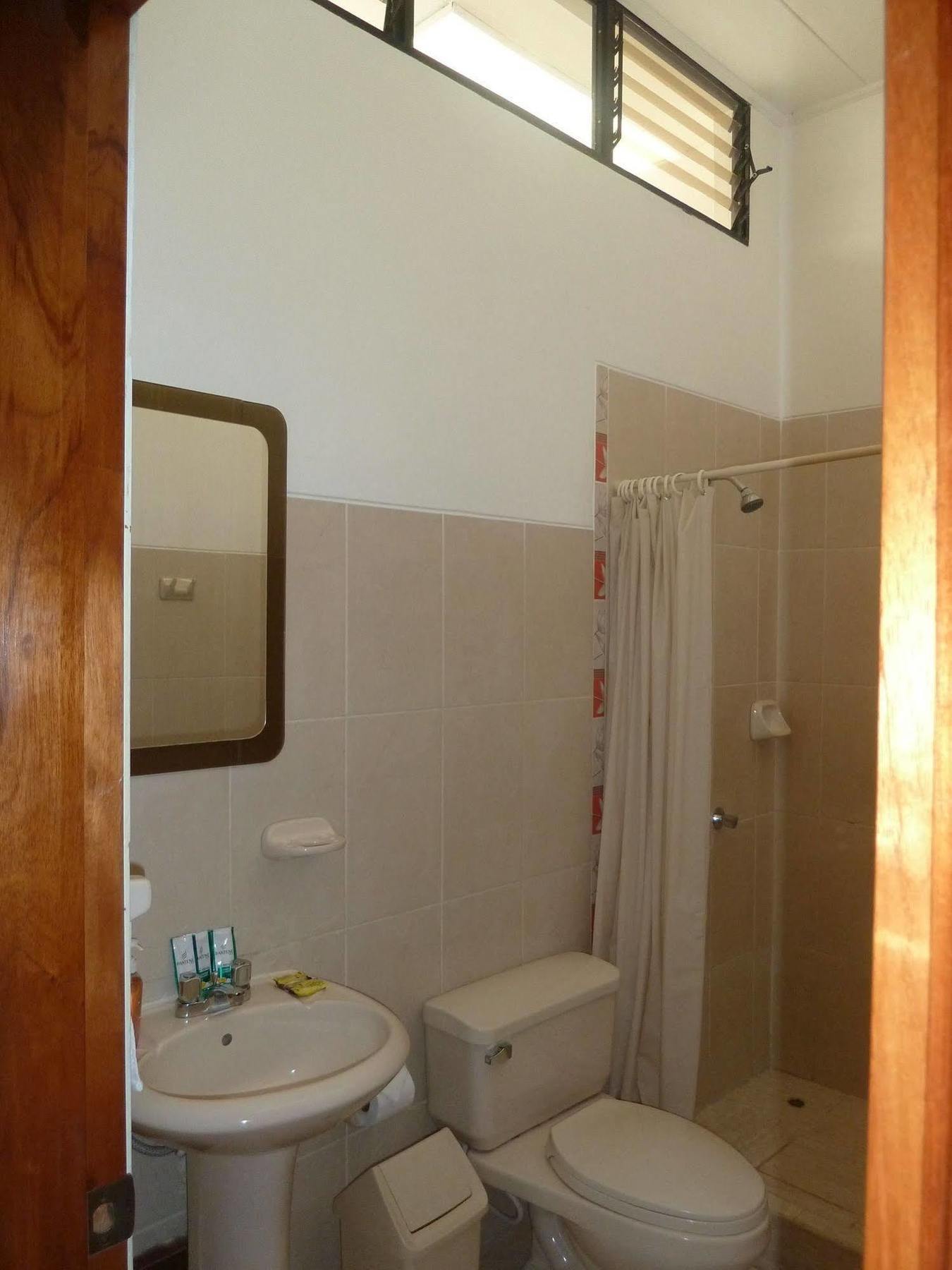 Hostal Huayruro Икитос Экстерьер фото
