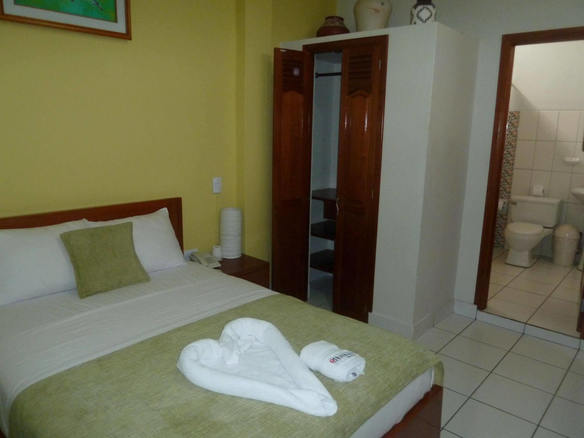 Hostal Huayruro Икитос Экстерьер фото