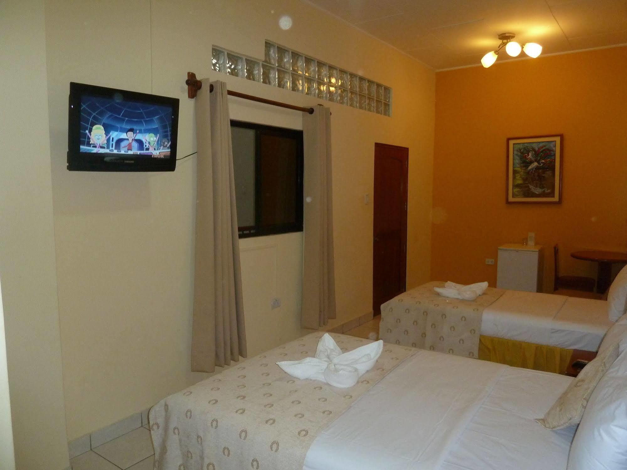 Hostal Huayruro Икитос Экстерьер фото