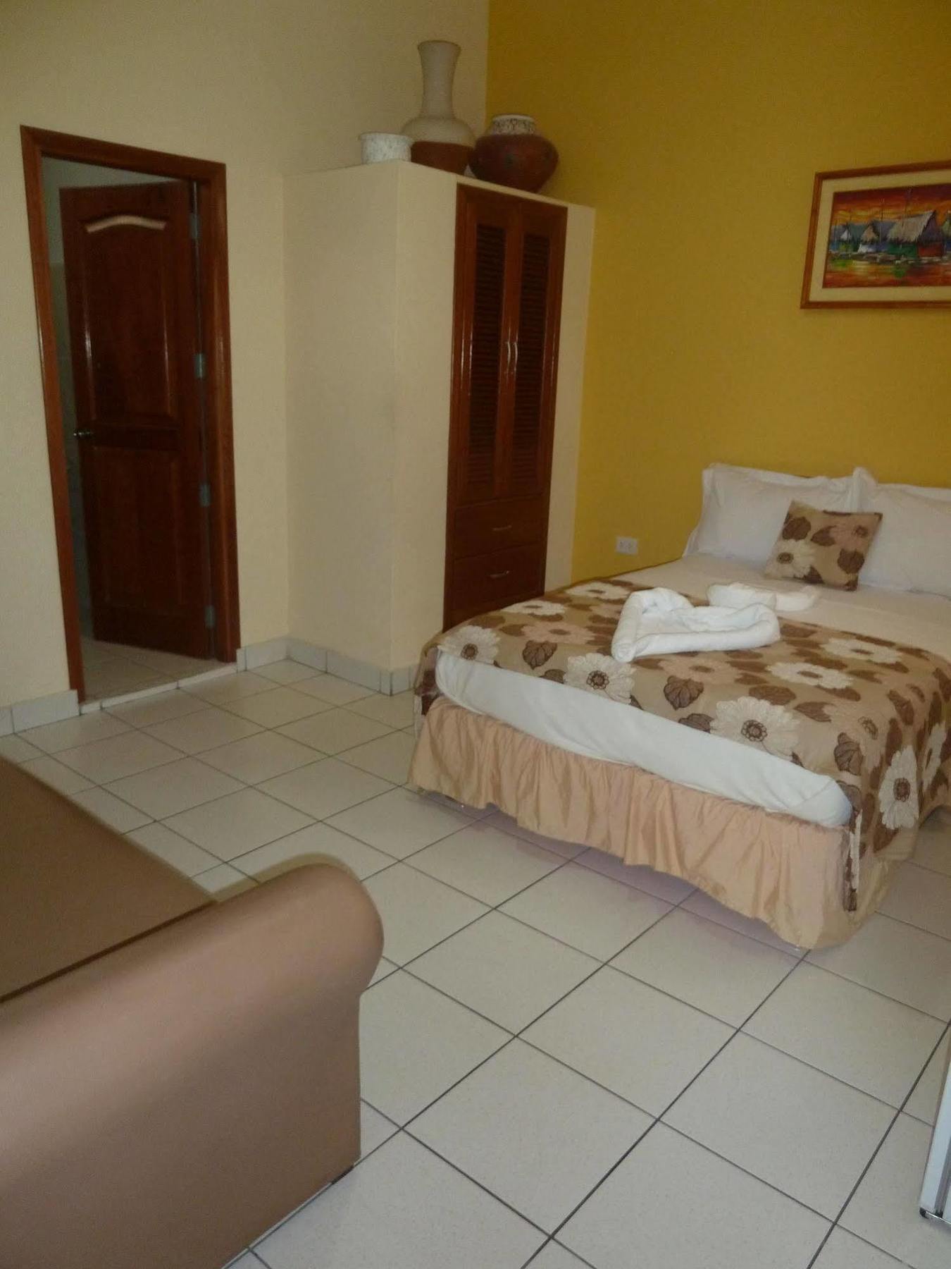 Hostal Huayruro Икитос Экстерьер фото
