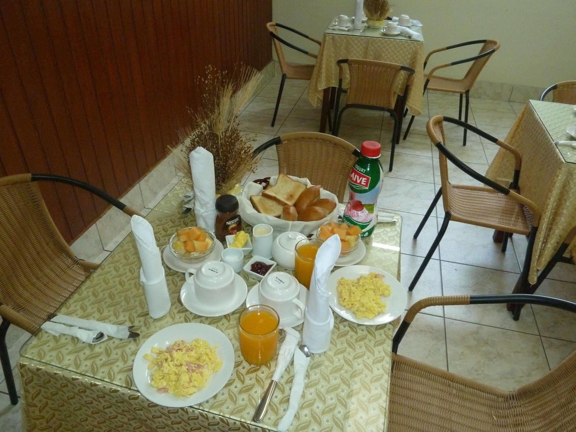 Hostal Huayruro Икитос Экстерьер фото