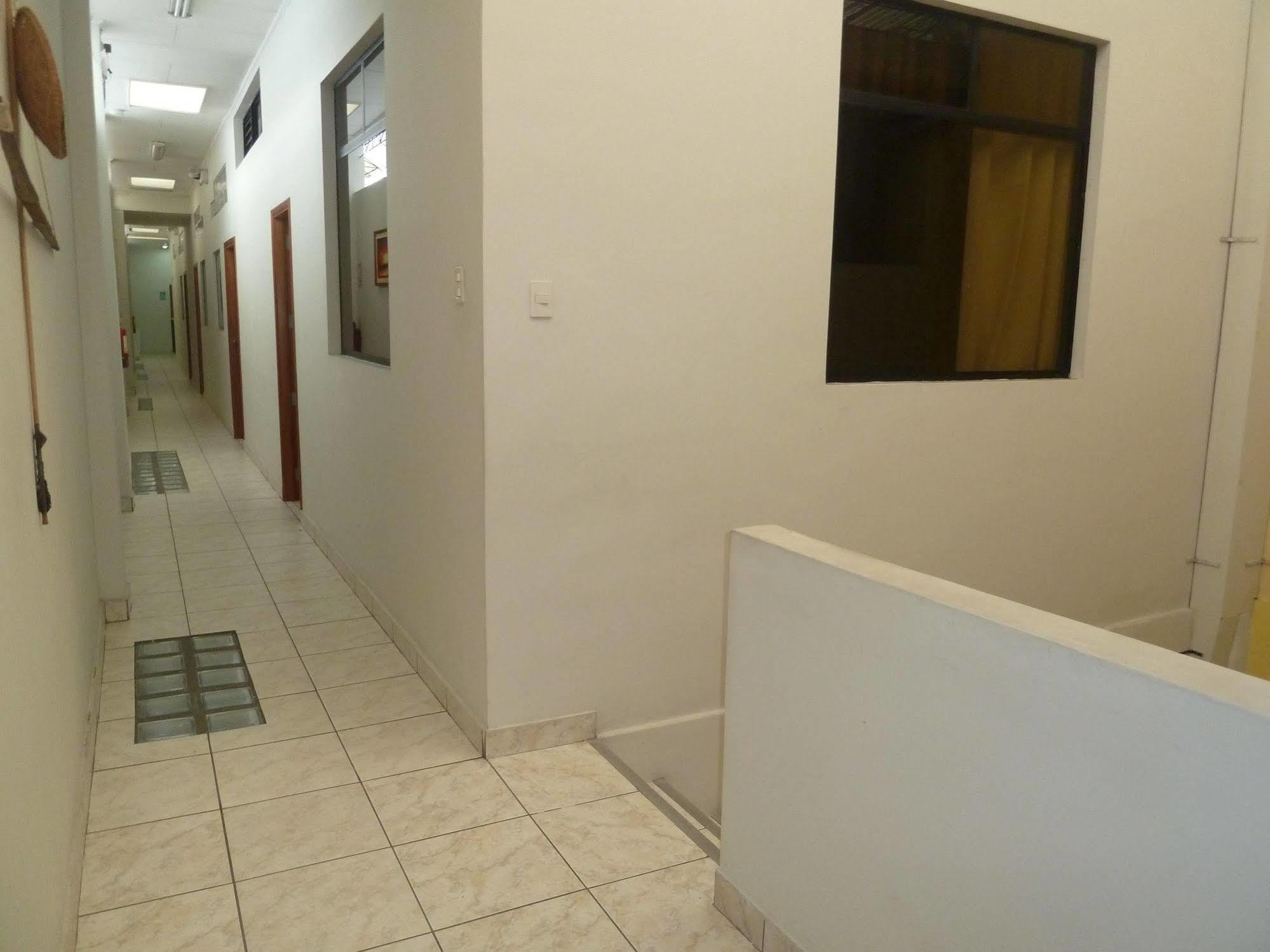 Hostal Huayruro Икитос Экстерьер фото